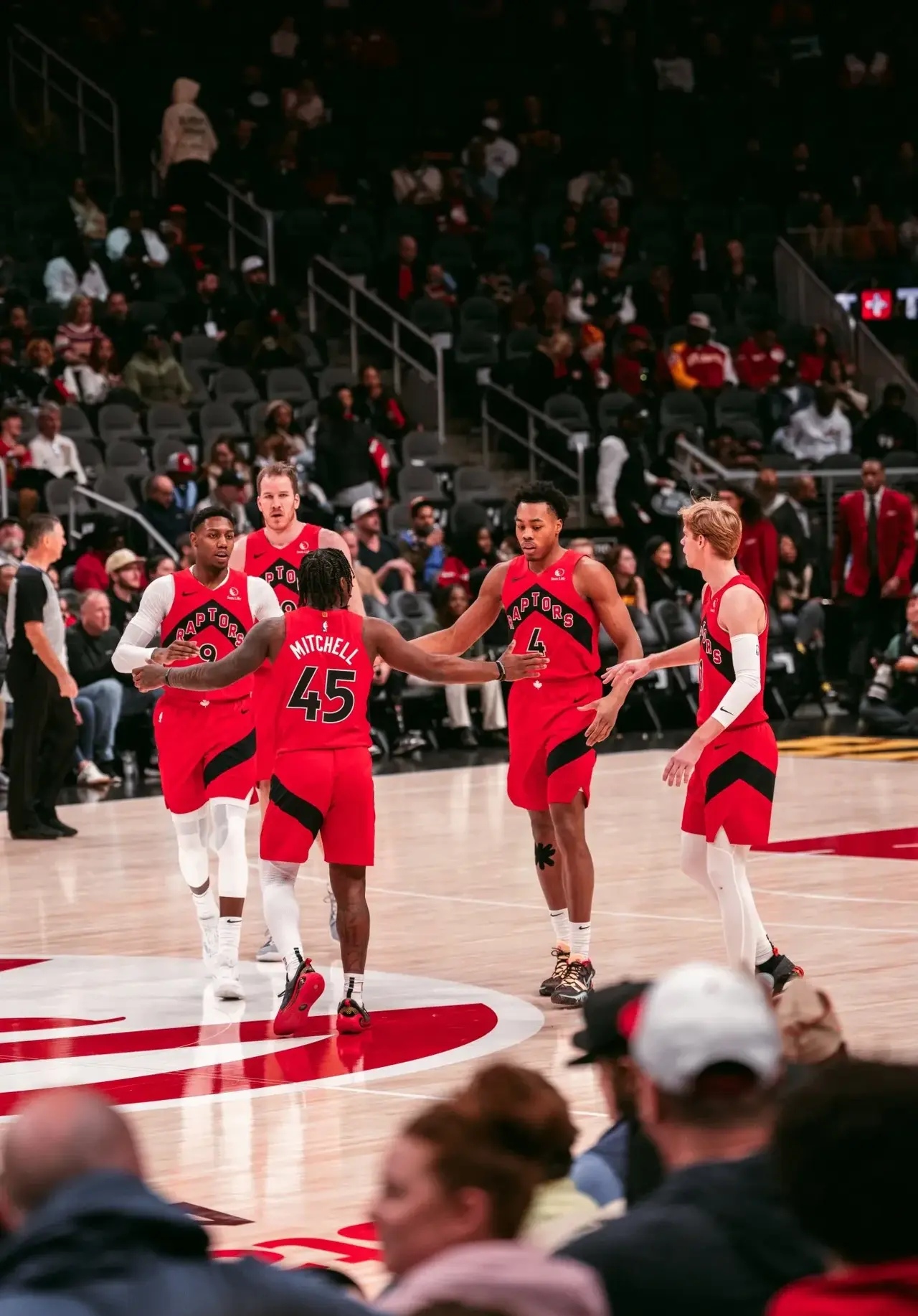 关于猛龙队士气高涨赢得NBA总决赛首场胜利的信息